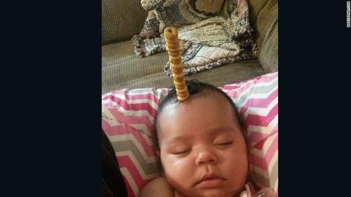 这张在宝宝脸上堆麦片圈的图片，迅速地走红于网络。有越来越多的网友接力上传了自己的“麦片挑战”。