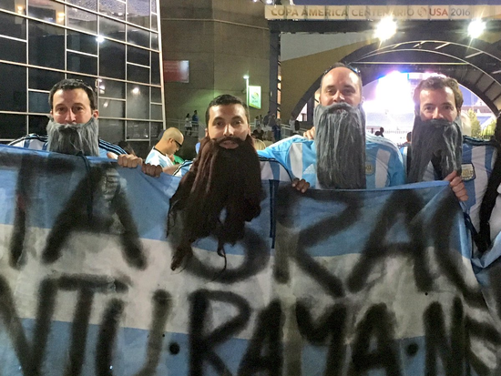 梅西留胡子这事儿已被球迷“玩儿坏”。