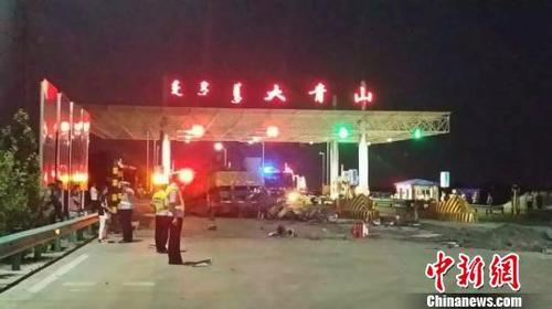 呼和浩特吊车失控连撞16车:死亡人数增至5人