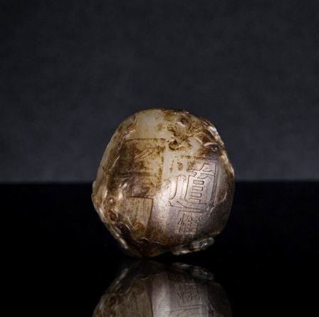 　　01169孙澎和田玉籽料四神锦灰堆.四神又称四象，即青龙，白虎，朱雀和玄武，是汉族人民所喜爱的吉祥物。这四组动物，也是古代汉族神话中的四方之神灵。在汉族民俗文化中，四神有祛邪、避灾、祈福的作用?；嬷啤敖趸叶选奔际鹾扛?，绘画者需多才多艺，制作难度大，耗时之长，胜任者极少，所以日渐萎缩，终成绝响。艺术家将锦灰堆这一绝活重现在玉石上,实属难得,凸现了艺术家高超的绘画基础和精湛的玉雕技术。