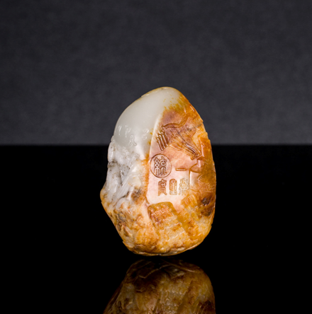 　　01304李清燕和田玉籽料锦灰堆兵马俑把件和田玉籽料雕刻而成，上雕陶俑，陶马，秦文字等。兵马俑的塑造，装束、神态各异，手法细腻、明快。颇具有历史感和沧桑感。