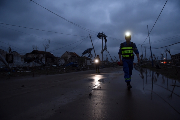 新华社照片，盐城（江苏），2016年6月24日
    黎明中的全面搜救
    6月24日黎明，搜救人员在盐城市阜宁经济开发区北陈村进行排查搜救。
    黎明时分，搜救人员继续在江苏省盐城市阜宁县受灾地区对厂房、民居等展开全面排查搜寻，营救受灾群众。23日下午，江苏省盐城市阜宁县、射阳县部分地区突发龙卷风冰雹严重灾害，多个乡镇受灾，造成大量民房、厂房、学校教室倒塌，部分道路交通受阻。据初步统计，已造成78人死亡，约500人受伤。
    新华社记者韩瑜庆摄