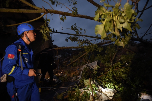 新华社照片，盐城（江苏），2016年6月24日
    黎明中的全面搜救
    6月24日，搜救人员在盐城市阜宁开发区北陈村进行排查搜救。
    黎明时分，搜救人员继续在江苏省盐城市阜宁县受灾地区对厂房、民居等展开全面排查搜寻，营救受灾群众。23日下午，江苏省盐城市阜宁县、射阳县部分地区突发龙卷风冰雹严重灾害，多个乡镇受灾，造成大量民房、厂房、学校教室倒塌，部分道路交通受阻。据初步统计，已造成78人死亡，约500人受伤。
    新华社记者韩瑜庆摄