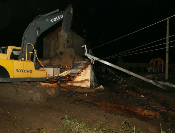 新华社照片，盐城（江苏），2016年6月24日 
    清理废墟
    6月24日凌晨，救援人员驾驶挖掘机在阜宁县陈良镇受灾村庄清理废墟。
    23日下午，江苏省盐城市阜宁县、射阳县部分地区突发龙卷风冰雹严重灾害，多个乡镇受灾，造成大量民房、厂房、学校教室倒塌，部分道路交通受阻。据初步统计，已造成78人死亡，约500人受伤。
    新华社记者 丁汀 摄