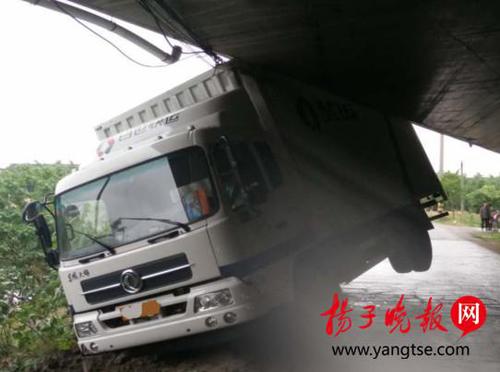 男子发现初恋已为人妻 悲伤过度驾车撞上高架桥