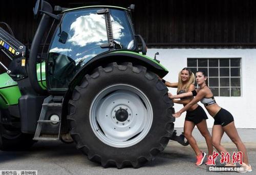 当地时间2016年6月22日，德国Apfeldorf，当地女性拍摄2017年“巴伐利亚农民之妻”日历。