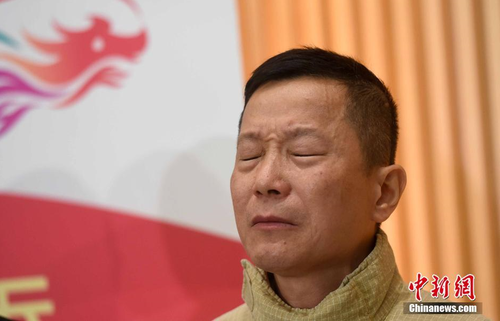 6月23日晚11时30分，香港特区政府消防处处长黎文轩回应九龙淘大工业村火灾事件，谈及殉职的消防员时一度落泪。淘大工业村一迷你仓库发生四级火，截止24日凌晨1时，焚烧超过60小时仍未扑灭，已有两名消防员在本次火灾中殉职。 中新社记者 张宇 摄