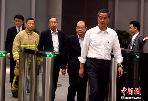 6月23日晚11时30分，香港特区行政长官梁振英就九龙淘大工业村火灾及引起相关问题举行跨部门记者会。淘大工业村一迷你仓库发生四级火，截止24日凌晨1时，焚烧超过60小时仍未扑灭，已有两名消防员在本次火灾中殉职。 中新社记者 张宇 摄