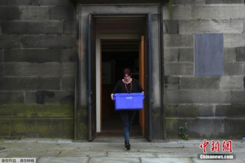 资料图：当地时间2016年6月22日，英国爱丁堡，英国脱欧公投在即，当地投票站准备工作进行中。 