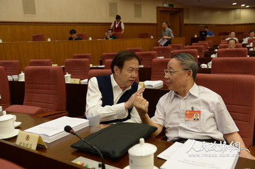 全国政协十二届常委会第十六次会议全体会议23日在京举行，15位常委和委员围绕“实施精准扶贫、精准脱贫，提高扶贫实效”做大会发言。本报记者齐波摄3