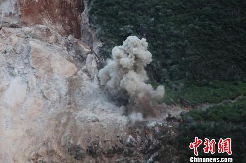 图为平乐县山体坍塌救援现场。 李斌 摄