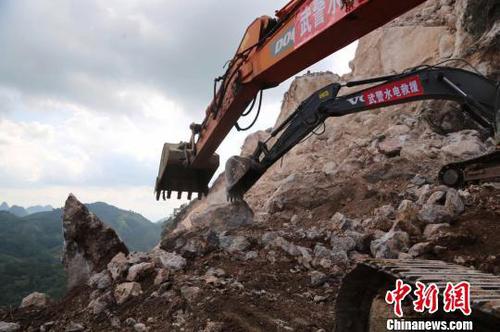 图为平乐县山体坍塌救援现场。 李斌 摄