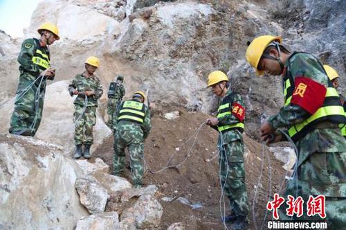 图为平乐县山体坍塌救援现场。 李斌 摄