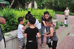 幼儿园教师为惩戒孩子 让4名男童互扇耳光