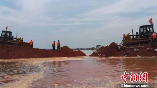 快讯:江西鄱阳县滨田河堤决口成功合龙