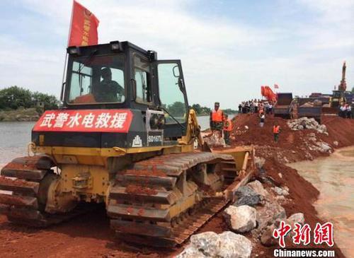 快讯:江西鄱阳县滨田河堤决口成功合龙