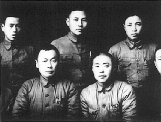 陈毅(前左)在苏区 陈毅(前左)在苏区