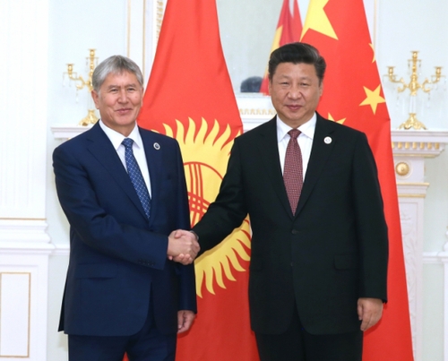 6月24日，国家主席习近平在乌兹别克斯坦塔什干会见吉尔吉斯斯坦总统阿坦巴耶夫。