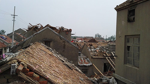 陈洋老街，这里的房屋大多建于上世纪30年代，在这次灾难中不少都成了危房。