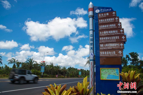 6月24日，海南省文昌市龙楼镇街道旁用火箭模型制作的路牌亮相街头。长征七号运载火箭发射日期临近，中国首个滨海航天发射中心——文昌航天发射场所在地海南省文昌市龙楼镇将迎来“首发”，中国的“卡纳维拉尔角”正揭开神秘面纱。中新社记者 骆云飞 摄