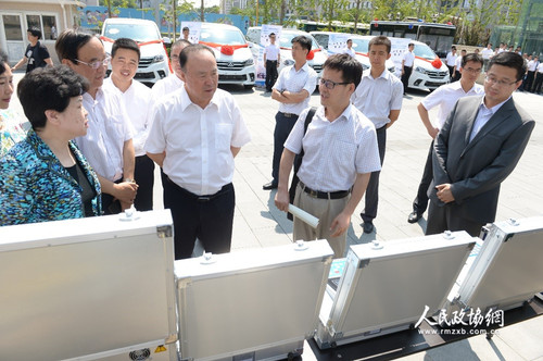 1仪式结束后，十一届全国政协副主席白立忱与委员和参会人员一起，参观了解活动捐赠的筛查设备与车辆。人民政协网记者 齐波 摄