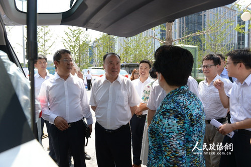 2仪式结束后，十一届全国政协副主席白立忱与委员和参会人员一起，参观了解活动捐赠的筛查设备与车辆。人民政协网记者 齐波 摄