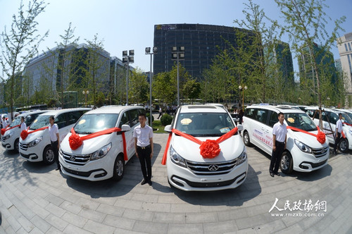 首批20台“全民健康促进工程心脑血管健康筛查车”。人民政协网记者 齐波 摄