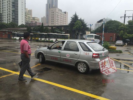 女子疑似有精神疾病 考过科目二被驾校劝退