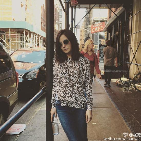 生活照、街拍照，赵薇都是搭配了木质手串，虽然没有珠宝首饰那样亮眼高调，但是却个性脱俗。