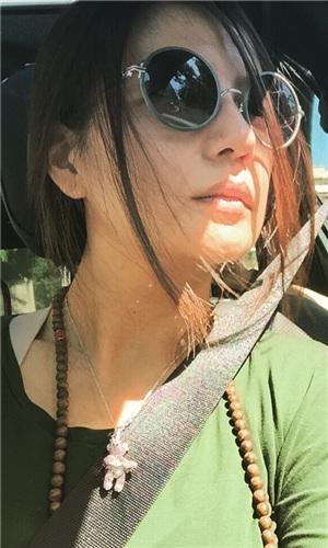 这条108颗手串的出镜率极高，大家从图片中能看出来是什么材质的吗？