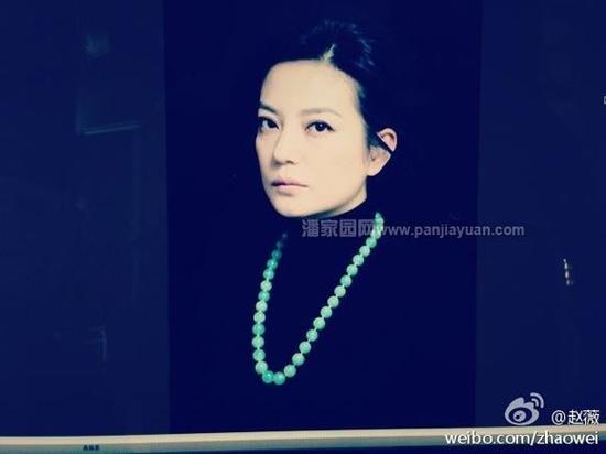 黑色的高领毛衣，搭配一条翡翠项链，彰显贵族气质。