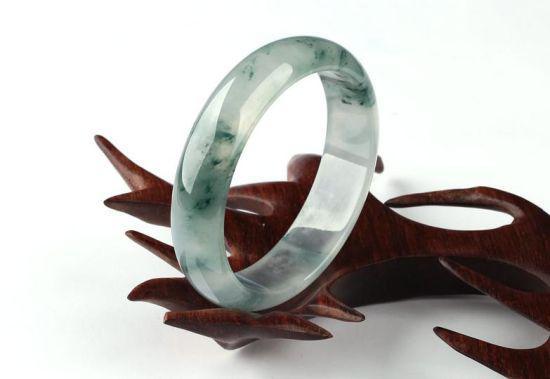 翡翠戴久了“发黑”是因为身体不好吗