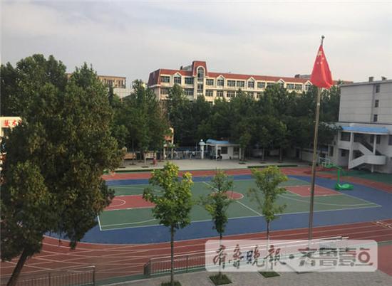 山东农业大学附属学校的新跑道建成不足一年。 齐鲁晚报·齐鲁壹点 记者 赵兴超 摄