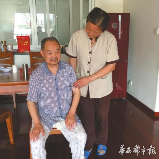 6月24日，李兴会（右）询问何泽兴老人身体情况。