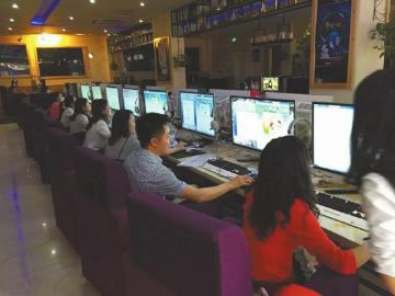 5月21日，德阳家长在网吧为孩子预约幼儿园。