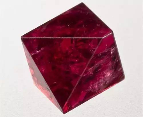 尖晶石，具有独特的八面体晶型