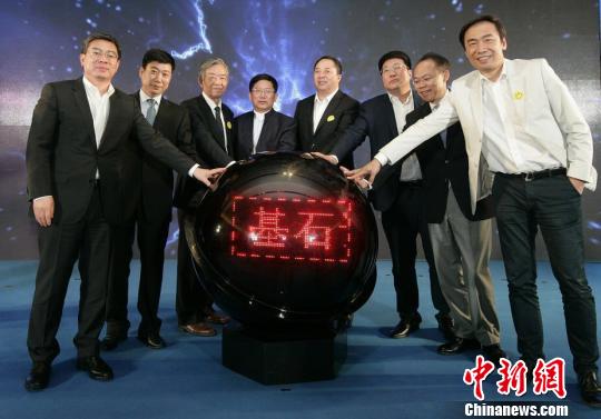 清华控股有限公司26日宣布，启动“星聚计划”和“基石计划”：未来五年，培育出超过500家资产过亿的科技创新型企业；投入500亿元研发经费，加速转化50项重大科技成果，其中不少于5项达到世界领先水平?！∽缕?摄