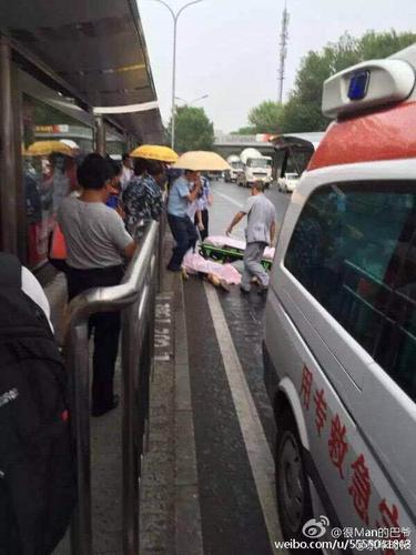 据事发现场周围居民反映，当时有三个人在上公交车时疑因踩脚发生口角，“之后打起来了，其中有两个学生模样的人是一起的，另外一个人拿出一把长20厘米左右的刀，把其中一个当场扎死，另外一个肚子上扎了几刀”。