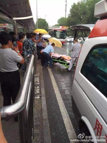 该居民表示，在三人打斗过程中，一名拉架的人也被刺中身亡，凶手随后沿附近天桥逃走，但以上说法尚未获得警方证实。目前，京华时报记者正在全速赶往现场。