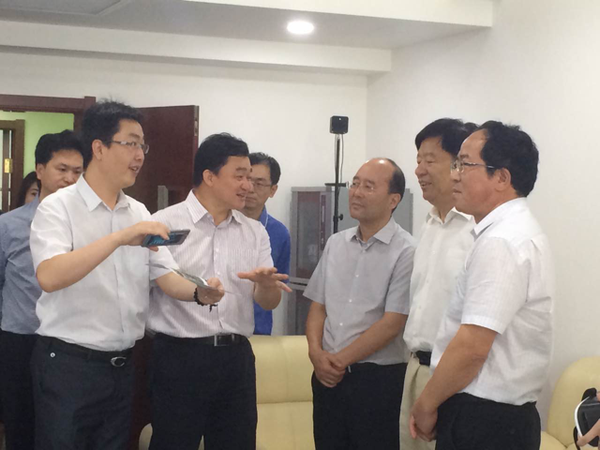 （二）新华社副社长刘思扬（），全国政协委员、国家质检总局原副局长、中国检验检疫学会会长魏传忠（右二）在新华网参观、交流。梓涵摄影