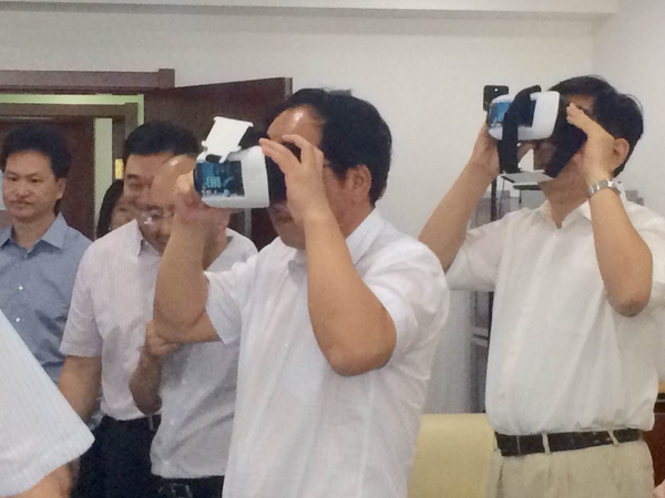 （三）与会领导在听取、体验关于ARNR技术应用项目。