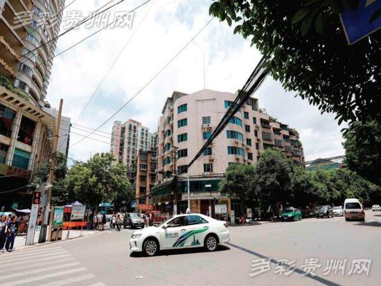 贵阳学区房:房子隔街相望 每平米贵5000元