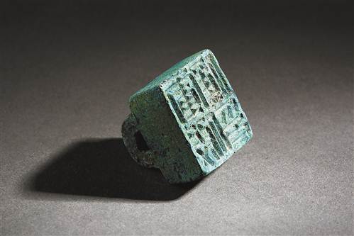 涪陵古坟坝遗址考古中，考古人员发现的“军假侯印”。（市文化遗产研究院供图）