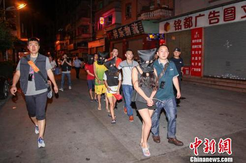 深圳警方抓获网络交友诈骗嫌犯 警方供图 摄