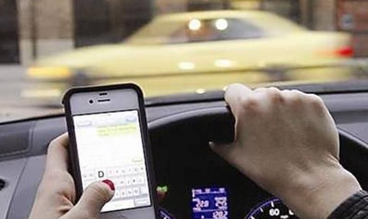 山东一公交司机边开车边玩手机抢红包 乘客吓坏