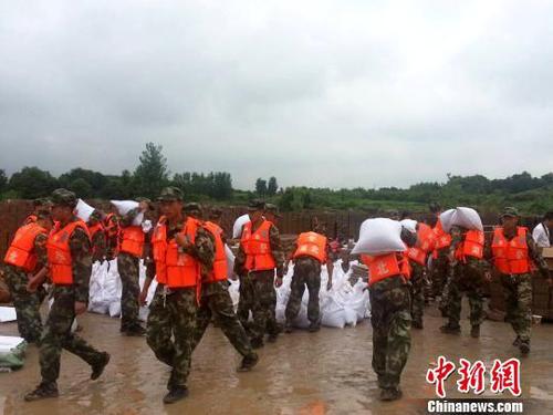 湖北阳新一截流港出现?？?1.1万人需紧急转移