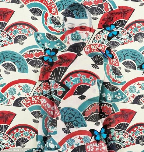 据《每日邮报》报道，艾玛-哈克是澳大利亚著名人体彩绘艺术家。近期她的作品走红网络，在Youtube获得5亿点击量。在其作品中，模特与背景融为一体。