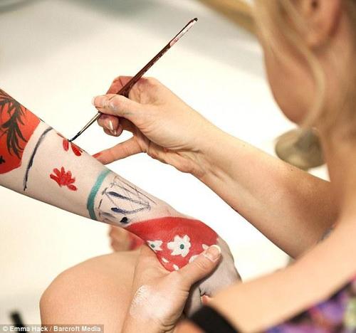 作品展上，艾玛将会现场为一位模特进行彩绘。