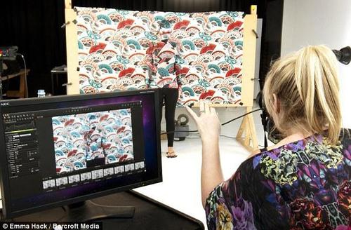 在完成作品后，艾玛会立刻为模特拍照，以保存自己的作品。