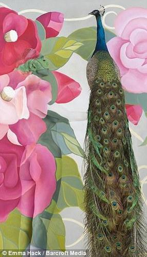 在这幅孔雀图中，我们基本看不到图里的模特。艾玛说，她的灵感主要来源于自己旅途中所见。